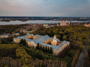 Voronezh 'in bahar akşamındaki hava görüntüsü İHA' nın yüksekliğinden.