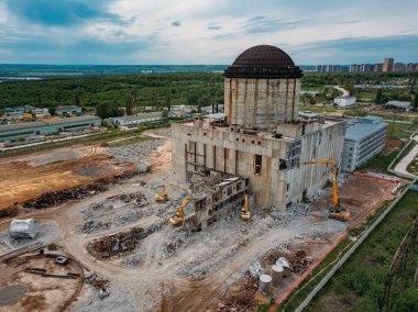 Yıkım alanının havadan görüntüsü. Eski sanayi binasının yıkım süreci.