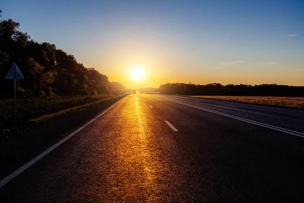 Gün batımında asfalt yolda akşam güneşi..