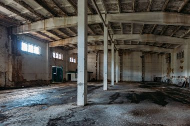 Eski, boş, terk edilmiş sanayi binası..