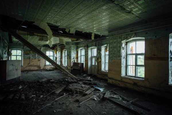 Verlassene Schulräume Verdreckter Raum Morsche Abgeblätterte Wände — Stockfoto