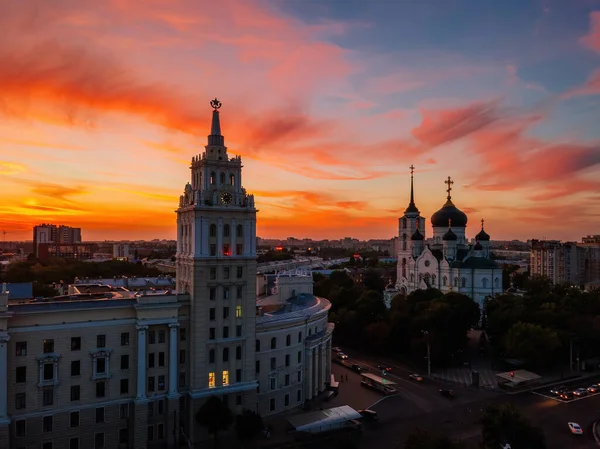 İyi akşamlar Voronezh şehri. Sunum Katedrali ve Güneydoğu Demiryolu Yönetim Kulesi gün batımında.