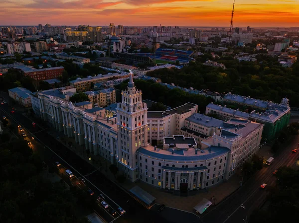 İyi akşamlar Voronezh, hava manzaralı. Günbatımında güneydoğu demiryolunun yönetim kulesi.