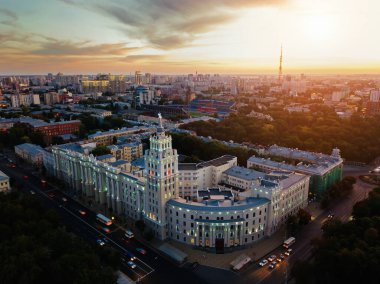 İyi akşamlar Voronezh, hava manzaralı. Günbatımında güneydoğu demiryolunun yönetim kulesi.