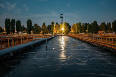 Modern atık su arıtma tesisi. Gece kanalizasyonun havalanması ve biyolojik arıtılması için tanklar.