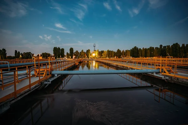 Modern Atık Arıtma Tesisi Gece Kanalizasyonun Havalanması Biyolojik Arıtılması Için — Stok fotoğraf