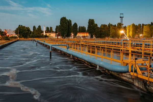 Moderne Afvalwaterzuiveringsinstallatie Tanks Voor Beluchting Biologische Zuivering Van Afvalwater Nachts — Stockfoto