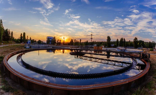 Modern Kanalizasyon Arıtma Tesisi Gün Batımında Atık Arıtma Tankları — Stok fotoğraf