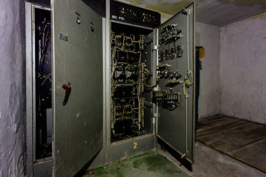 Terk edilmiş fabrikada bozuk teçhizatlı santral dolapları
