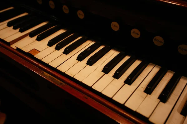 Teclado Antigo Piano Harmónio Vintage Vista Perto — Fotografia de Stock