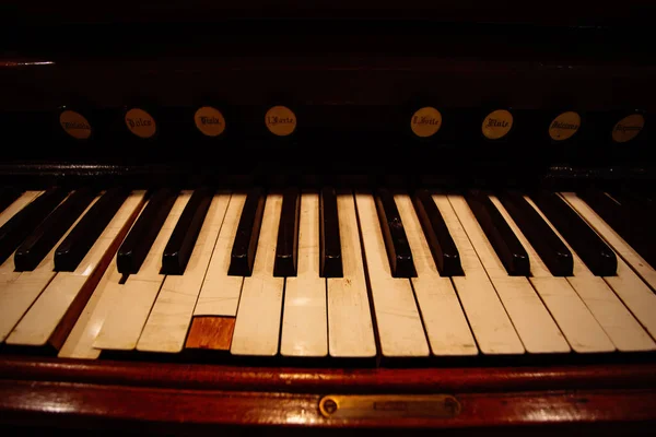 Teclado Antigo Piano Harmónio Vintage Vista Perto — Fotografia de Stock