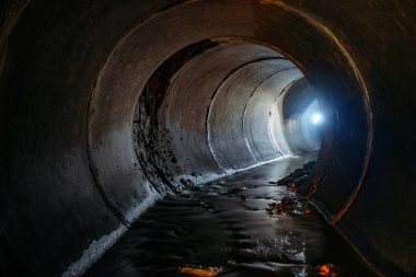 Kanalizasyon tünelini su yansıtmasıyla doldurmuş..