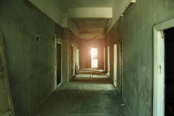 放棄された建物の暗い不気味な空の廊下 — ストック写真