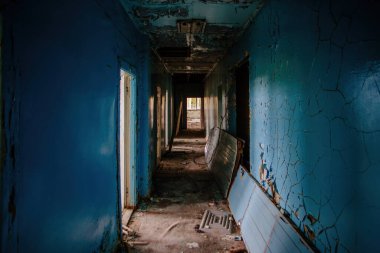 Terk edilmiş sanayi ya da ofis binasının karanlık, boş koridoru.