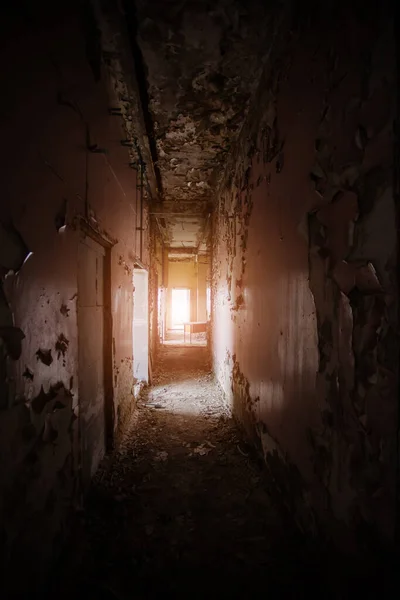 Ciemny, przerażający pusty korytarz opuszczonego budynku przemysłowego lub biurowego — Zdjęcie stockowe