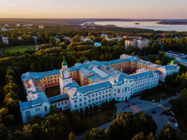 Voronezh 'in yaz akşamındaki hava görüntüsü İHA' nın yüksekliğinden.