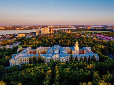 Voronezh 'in yaz akşamındaki hava görüntüsü İHA' nın yüksekliğinden.