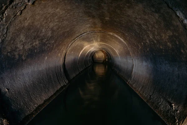 Tunnel Égout Rond Inondé Avec Réflexion Eau — Photo