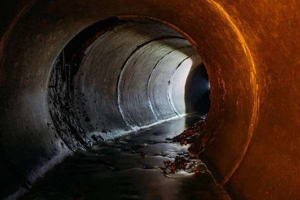 Tunnel Égout Rond Inondé Avec Réflexion Eau — Photo