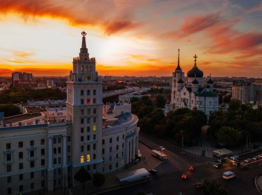 İyi akşamlar Voronezh şehri. Sunum Katedrali ve Güneydoğu Demiryolu Yönetim Kulesi gün batımında.