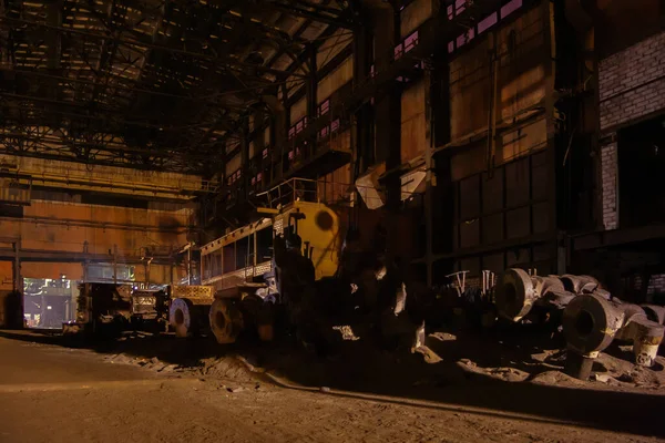 Stare Puste Opuszczone Wnętrze Budynku Przemysłowego Nocy — Zdjęcie stockowe