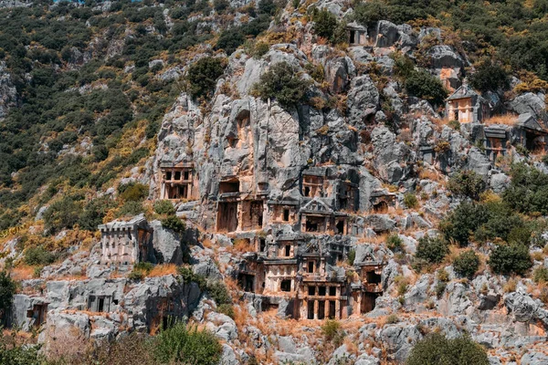 Gamla lyciska stengravsruiner i Demre, tidigare Myra, Antalya, Turkiet — Stockfoto