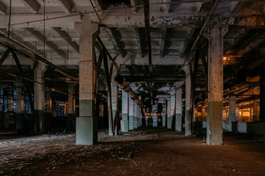 Karanlık, boş, terk edilmiş endüstriyel bina. Gece yarısı..