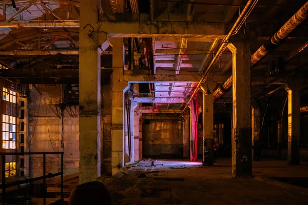 Ciemne Straszne Puste Wnętrze Opuszczonego Budynku Przemysłowego Nocy — Zdjęcie stockowe