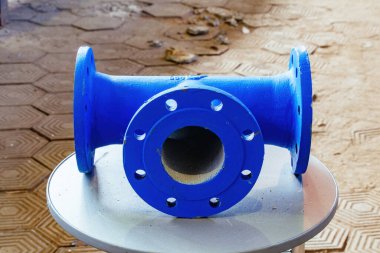 Gri masada flanjla T tipi bağlantı oluştur.