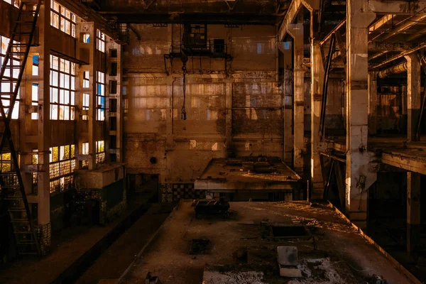 Oscuro Espeluznante Vacío Abandonado Interior Del Edificio Industrial Por Noche — Foto de Stock