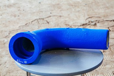 Gri masaya metal boru bağlantısı kur.