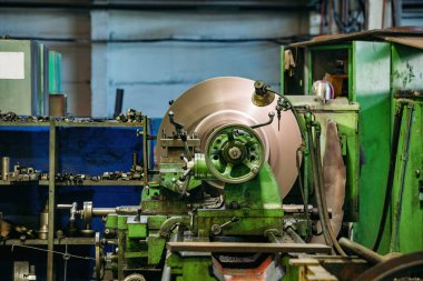 Metal atölyesinde yeşil torna tezgahında çalışıyorum.