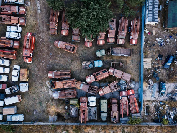 Vecchi camion incendiari russi rotti arrugginiti per rottami metallici, vista aerea — Foto Stock