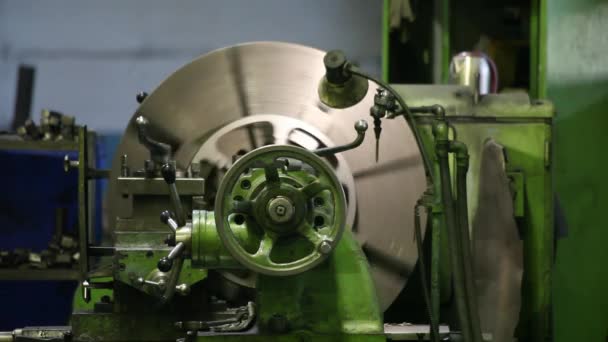 Lavorare il tornio verde nel laboratorio di lavorazione dei metalli — Video Stock