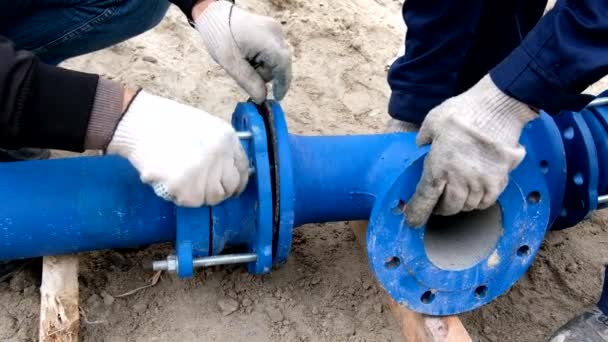 Travailleurs installant le système de canalisation d'alimentation en eau, fermer — Video