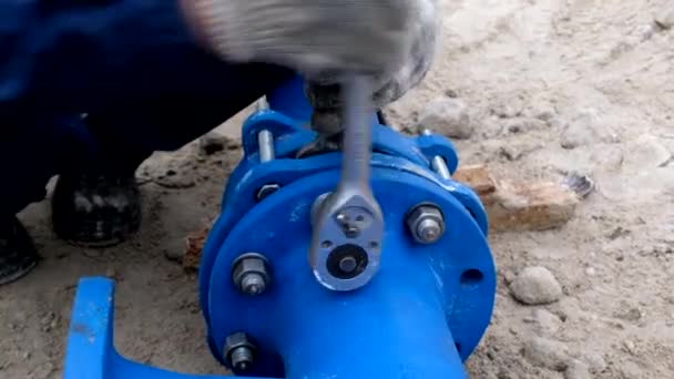 Trabajadores instalando sistema de tuberías de suministro de agua, de cerca — Vídeo de stock