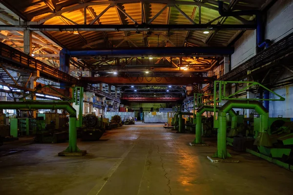 Metallbearbeitungswerkstatt. Werkzeugmaschinen in der Rohrfabrik — Stockfoto