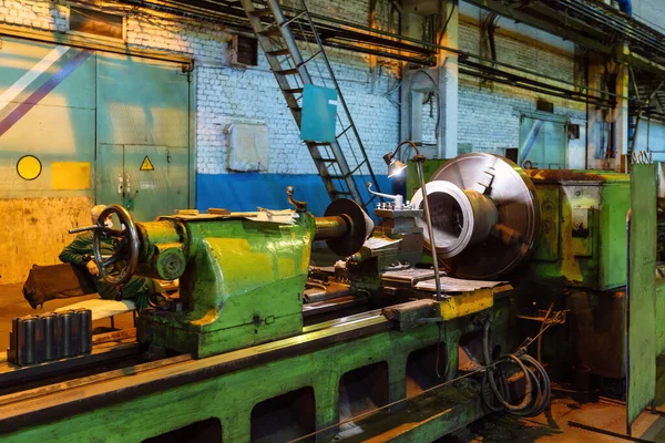 金属加工工場での緑の旋盤加工 — ストック写真