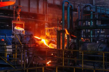 Metalurji fabrikasındaki dökümhanede metal işleme..