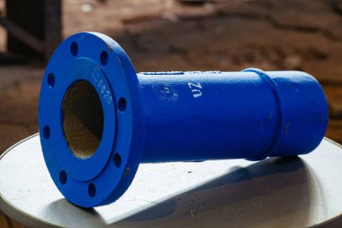 Gri masaya flanjlı demir metal boru bağlantısı dökün.