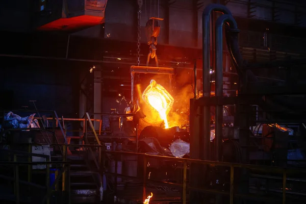 Processo Fundição Metal Planta Metalúrgica Metal Líquido Derramando Moldes — Fotografia de Stock