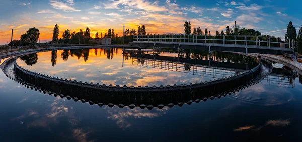 Moderne Zuiveringsinstallatie Afvalwaterzuiveringstanks Bij Zonsondergang — Stockfoto