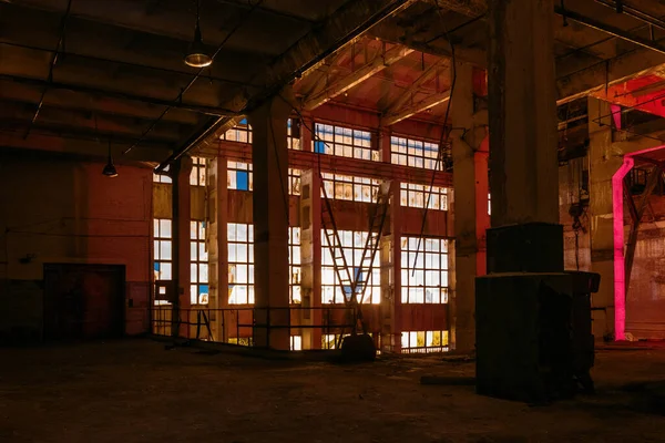 Sötét Hátborzongató Üres Elhagyatott Ipari Épület Belső Éjszaka — Stock Fotó
