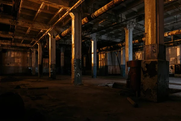 Dunkle Gruselige Leer Stehende Industriehalle Der Nacht — Stockfoto