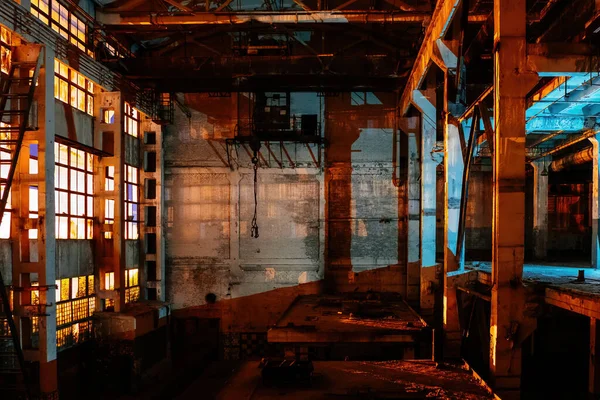 Oscuro Espeluznante Vacío Abandonado Interior Del Edificio Industrial Por Noche —  Fotos de Stock