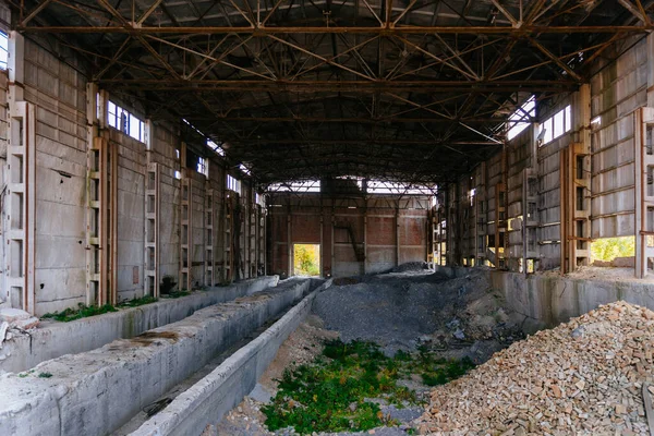 Övergiven Förstörd Stor Industrihall Med Skräp Väntar Rivning — Stockfoto