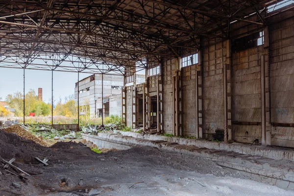 Verlassene Industriehalle Mit Müll Wartet Auf Abriss — Stockfoto