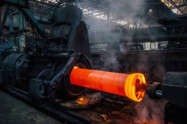 鋳造所での鉄管遠心パイプ鋳造機 — ストック写真