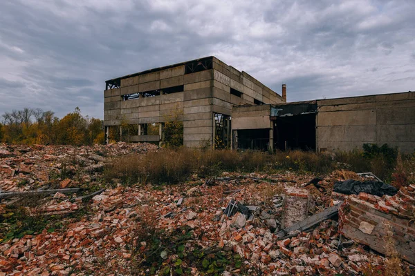 解体された古い工業ビルの遺跡 レンガ 破片の山 — ストック写真