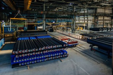 Depodaki boru hattı inşaatı için yeni dökme demir borular.